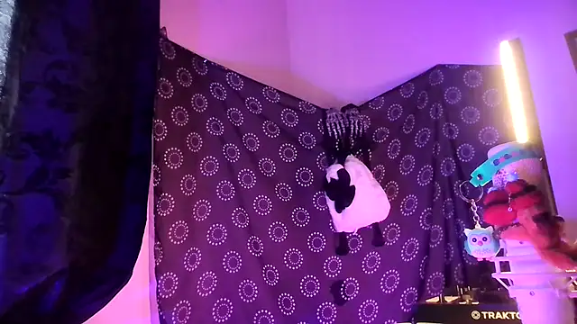 Guyst049 webcam