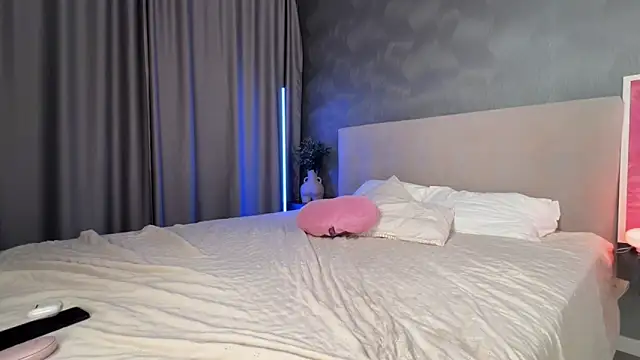 GlossyVixen webcam