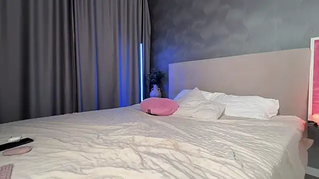 GlossyVixen webcam
