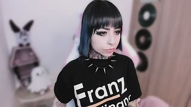 shes_creepy webcam