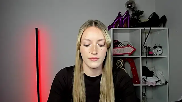 EvelynBlond webcam