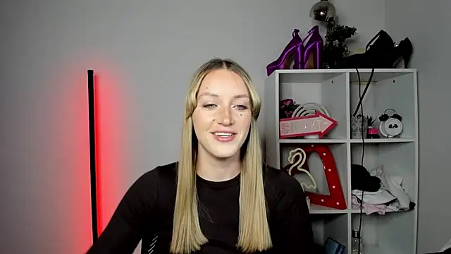 EvelynBlond webcam