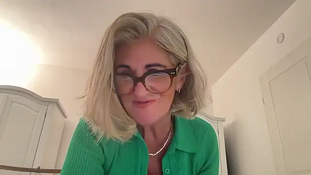 NaughtyMonicaUK webcam