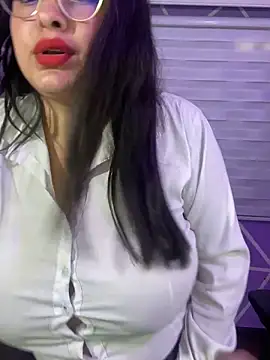 MiiaaJoness webcam