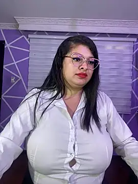 MiiaaJoness webcam