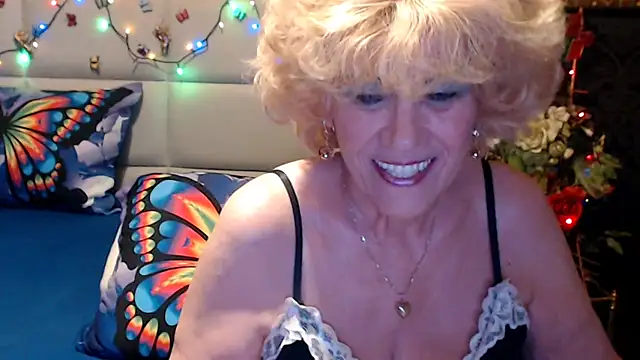 HappyWomanOn webcam