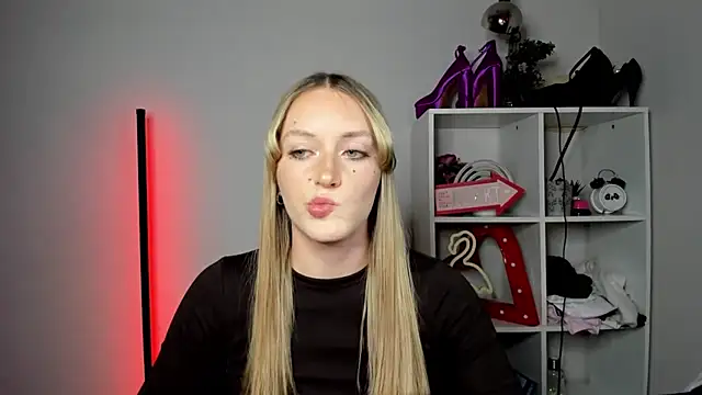 EvelynBlond webcam