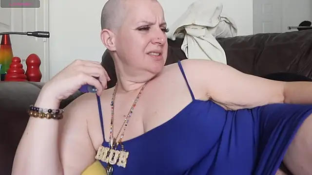 BellaBlueBBW webcam