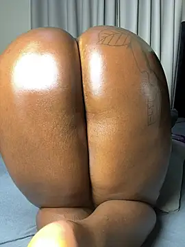 Hugemassivebootie webcam