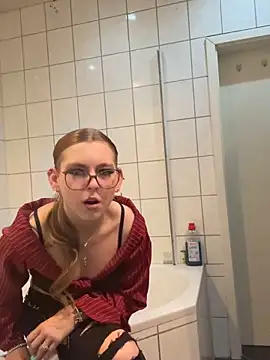 Webcam Model (Lina-420)  is live.Free join now!