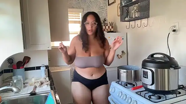 dreamyriri (F young) - strip tease with full pussy spread