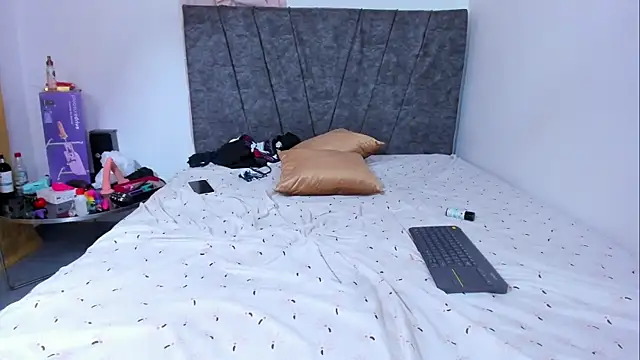 bella-black webcam