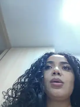 Webcam Model (Curlyierr) is live