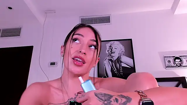 LunaMystyque live sex cam