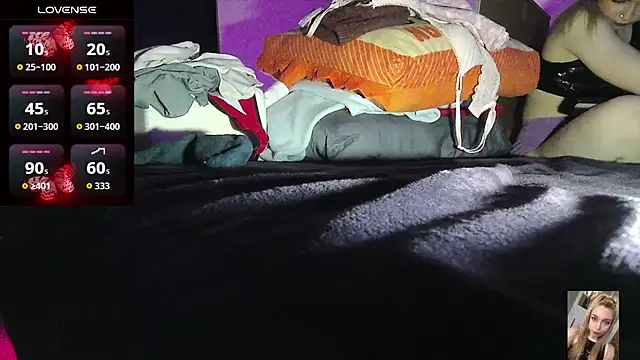 Blondiewithanass webcam