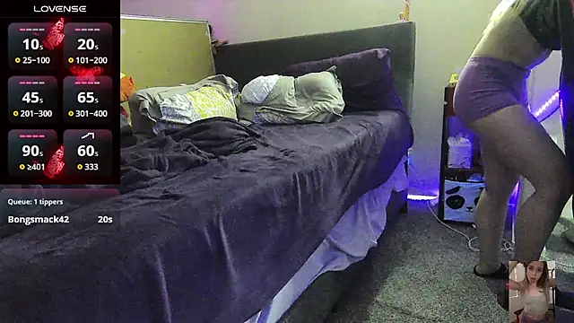 Blondiewithanass webcam