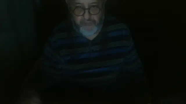 koldo70 (M mature) - Me desnudo y me masturbo...