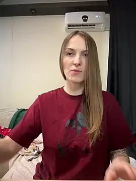 Webcam Model (RachelBelI) is live