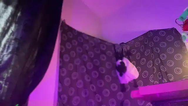Guyst049 webcam