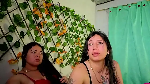 scarlet_and_sofidioamond - Scarlet_And_SofiDioamond's free webcam - UK Sex Cams