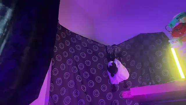 Guyst049 webcam