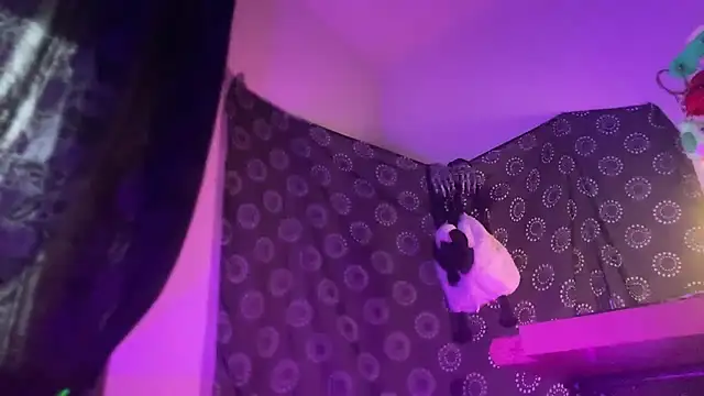 Guyst049 webcam