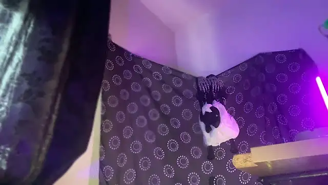 Guyst049 webcam