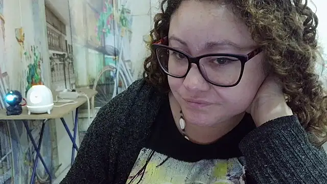 curly_greeneyed webcam