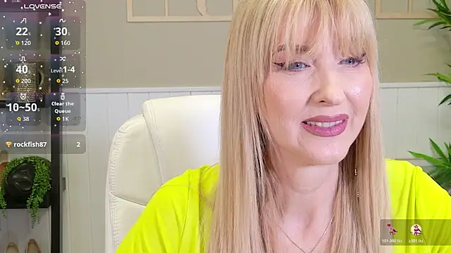 ladyleea (F mature) - Play with dildo between my boobs