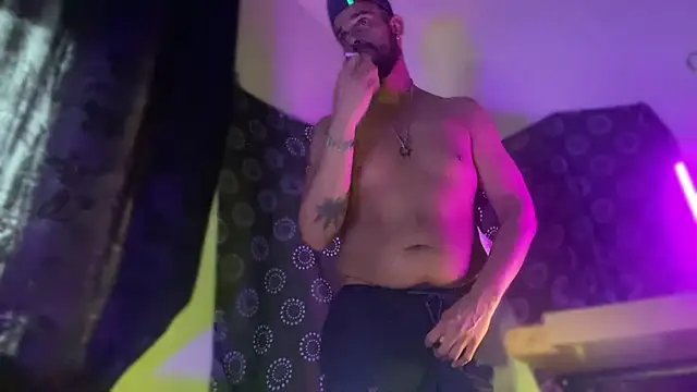 Guyst049 webcam