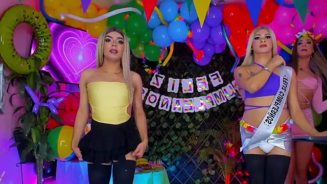 Queens_Wonders_Blonders webcam