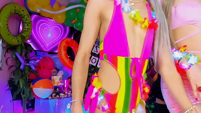 Queens_Wonders_Blonders webcam