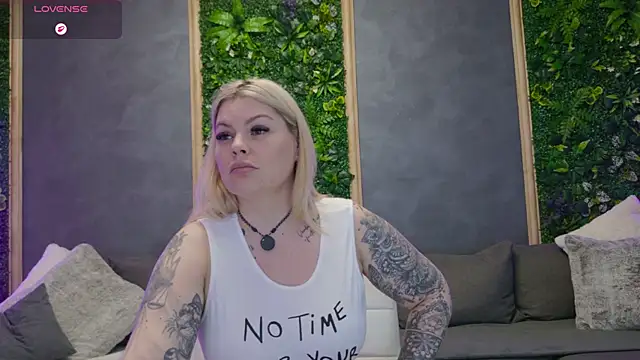 Issa_Jo webcam