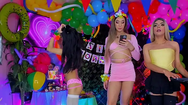 Queens_Wonders_Blonders webcam