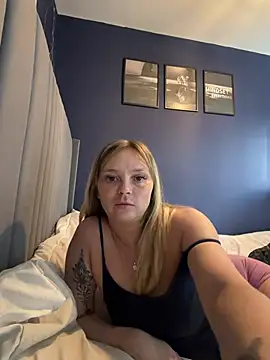 Webcam Model (Sky25x)  is live.Free join now!
