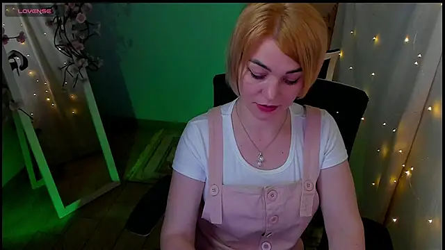 CuttieEmma webcam