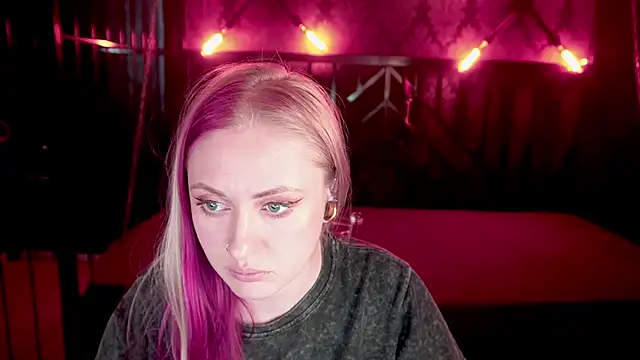 DramaQuenns webcam