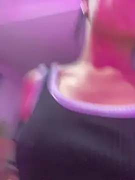 Alahia_pink_ webcam
