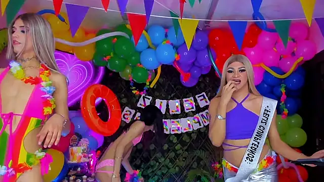 Queens_Wonders_Blonders webcam