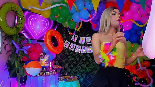 Queens_Wonders_Blonders webcam