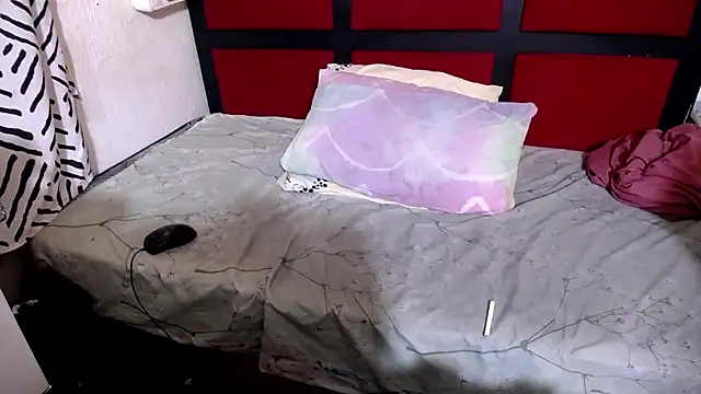 MaximTease24 webcam