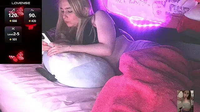 Blondiewithanass webcam
