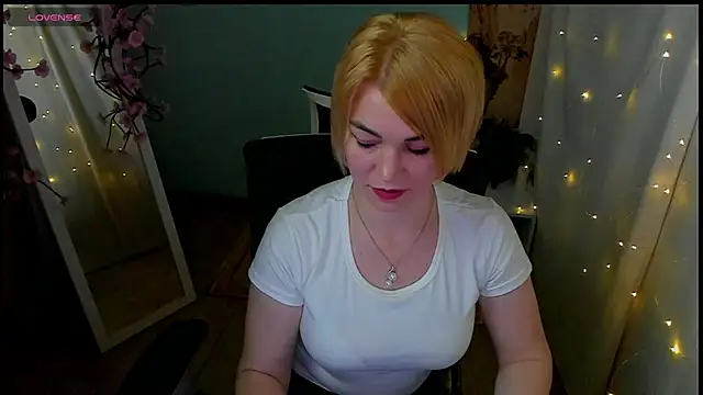 CuttieEmma webcam