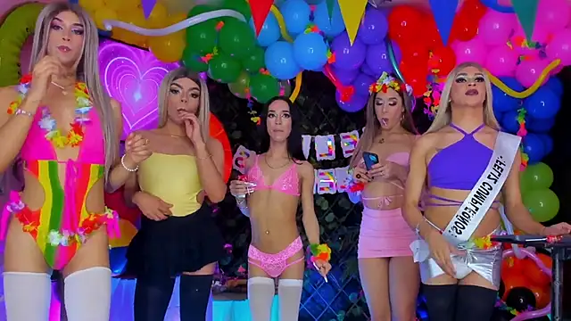 Queens_Wonders_Blonders webcam