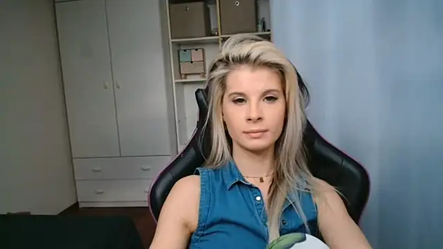 KristineGlow webcam
