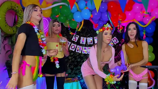 Queens_Wonders_Blonders webcam