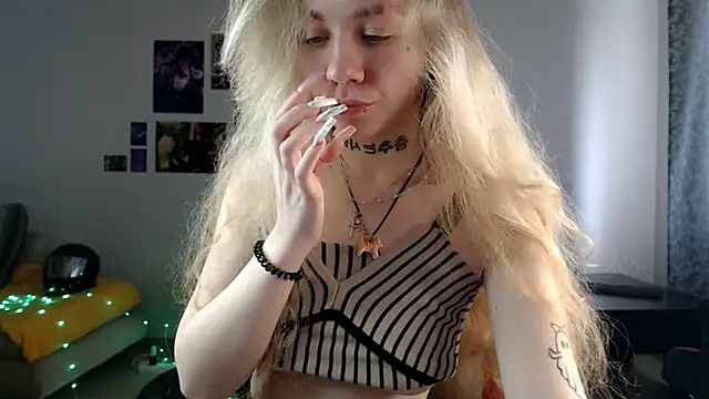Nica_Kawaii live sex cam