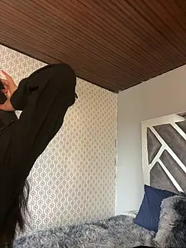 LunaMoore_Pink webcam