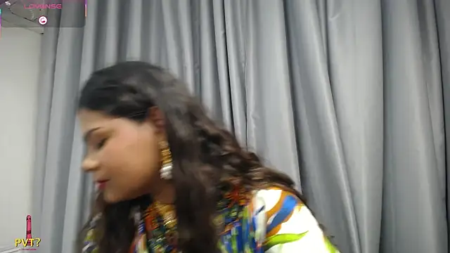 yaazhinii webcam