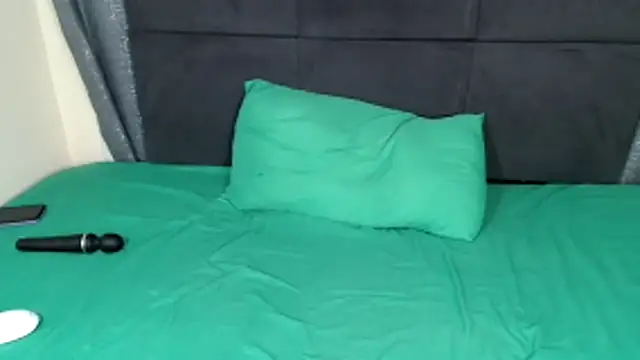 HugeTitisxx webcam